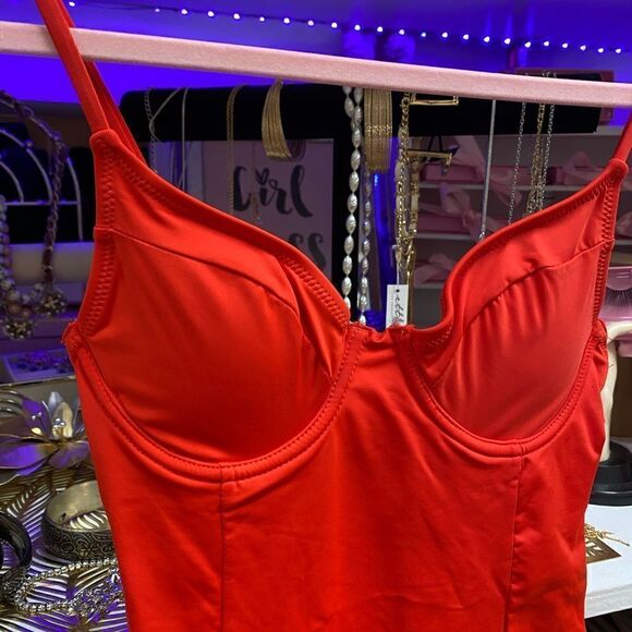 NWT Good American Showoff One Piece
Swimsuit various sizes - Picture 8 of 11